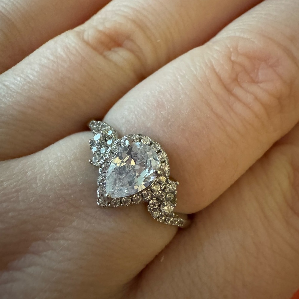 New Elegant Silver Plated Teardrop Ring
